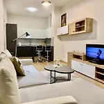 Modern Family-Size Condo With Private Veranda-5Min To The Lake
